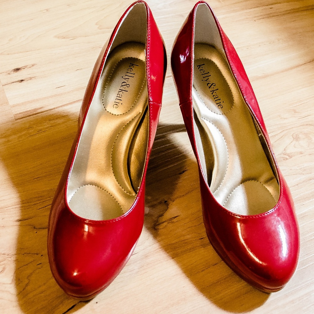 women's red pump heels